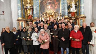 Bild: ct
Einen Dankgottesdienst feiern die Jubelpaare mit Pater Jimmy Joseph in der Schlichter Pfarrkirche.