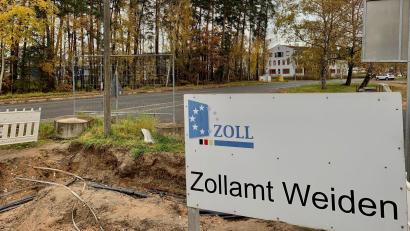Bild: Gabi Schönberger
Nach Dienstschluss des Zolls am Freitagnachmittag ab 16 Uhr haben wartende Lkw-Fahrer keine Möglichkeit mehr, am Zollamt Weiden eine Toilette aufzusuchen. Sie überqueren die Dr.-Müller-Straße und verrichten ihre Notdurft in einem kleinen Wäldchen.