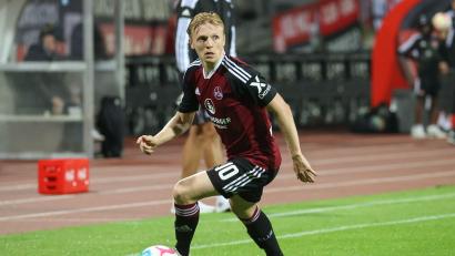 Bild: Daniel Karmann/dpa
Club-Star Mats Möller Daehli kommt zum Fanclub des 1. FC Nürnberg nach Hirschau.