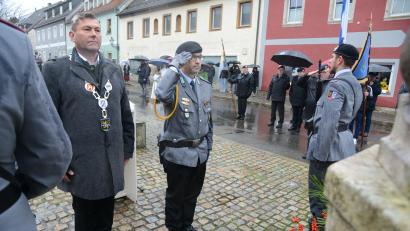 Bild: bey
Bürgermeister Rainer Rewitzer und Oberstabsfeldwebel Tobias Knop legen anlässlich des Volkstrauertages eine Blumenschale nieder und gedenken der Toten der Weltkriege, Terror und Gewaltherrschaft.