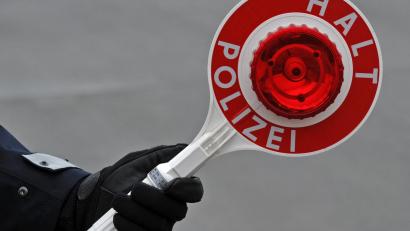 Symbolbild: Matthias Hiekel/dpa
Verbotene Pyrotechnik in mehreren Autos stellte die Bundespolizei am Samstag in Schirnding sicher.