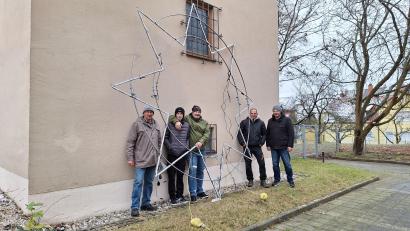 Bild: Kolpingsfamilie Schwarzenfeld/exb
Mitglieder der Kolpingsfamilie Schwarzenfeld hängen den Stern der Marienkirche auf.