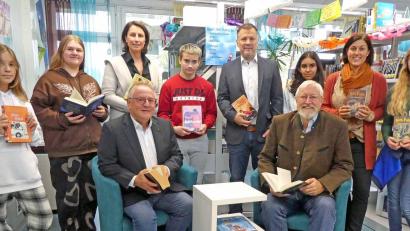 Bild: Lions Club Weiden/exb
Lions-Pastpräsident Gerard Ivey-Frank (sitzend, rechts) und Elmar Baumer, Vorsitzender des Lions-Hilfswerks Weiden (sitzend, links), bei der symbolischen Spendenübergabe mit den Lehrkräften Nina Wagner, Tobias Kick (Schulleiter) und Stefanie Ram.
