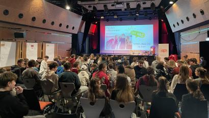 Bild: Nadine Wastl/exb
Bei der Veranstaltung "Sag wAS – Gestalte die Zukunft deiner Heimat!" befragt die Gemeinde Ursensollen junge Menschen zwischen 12 und 18 Jahren nach ihren Wünschen und appelliert, aktiv in der Kommune mitzuwirken
