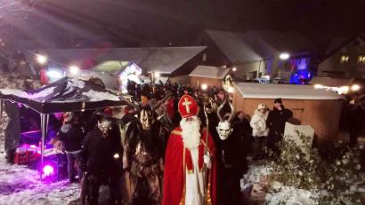 Bild: gz
Ein Höhepunkt beim Adventmarkt in Eslarn war das Gastspiel der Trausnitzer Burgdeifl.