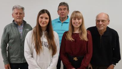 Bild: jma
Das Team "Christkind und Weihnachtzsmarkrt" 2023 (von links) mit Eugen Eckert (Stadtverband Auerbach), Christkind Joleen Herrmann, Anton Lord (Nikolaus), Marina Brütting (Engel) und Alfred Graf (Christkind-Beauftragter).