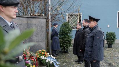 Bild: bey
Michael Liedtke, Vorsitzender der Soldaten- und Reservistenkameradschaft Oberwildenau, Bürgermeister Sebastian Hartl und Marktgemeinderat Gerhard Kres, verharren nach der Kranzniederlegung in stillem Gedenken vor dem Kriegerdenkmal