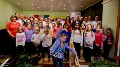 Bild: glb
Auf der Bühne zum 75jährigen Jubiläum: Die Männer des MGV Haunritz, im Vordergrund der „Happy Heavenly Högenbachtaler“-Kinderchors. Links in der roten Bluse Melli Schmidt, Leiterin des Kinderchors, dahinter 1. Vorsitzender Oliver Schmidt und Heinrich Bodendörfer, Vorsitzender des Sängerkreis Hersbruck. Mitte rechts in der roten Bluse Chorleiterin Jana Müller, daneben Landrat Richard Reisinger und Bürgermeister Pickel.