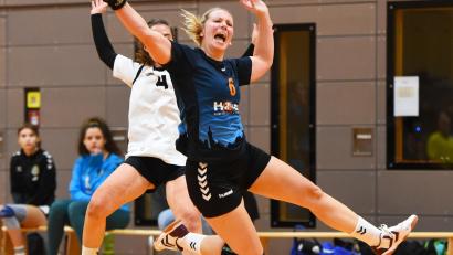 Archivbild: G. Büttner
Die Handballerinnen der HSG Weiden gewannen bei der SG Mintraching/Neutraubling II mit 32:26. Franziska Scheidler (dunkles Trikot) steuerte fünf Treffer bei.