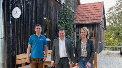 Bild: no
Zufrieden mit dem neugestalteten Dorfstadel: (von links) Vorsitzender Johannes Franz von der Dorfgemeinschaft Matzenhof-Gronatshof, VR-Bank-Vorstandsmitglied Erich Übler und Bürgermeisterin Brigitte Bachmann-Mühlinghaus.