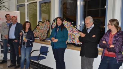 Bild: ak
Mitinitiatorin Susanne Bauer vom Unterstützerkreis Pegnitz (Dritte von rechts) erläuterte das Entstehen der Ausstellung und Fertigen der Exponate durch Schulkinder.