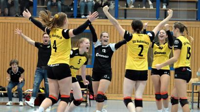 Bild: Hubert Ziegler
Riesenjubel bei den Volleyball-Damen des SV Hahnbach nach dem 3:0-Sieg gegen den TSV Eiselfing.