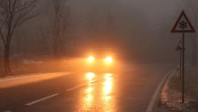 Symbolbild: Matthias Bein/dpa
Ein Auto fährt bei Glatteis und Nebel über eine Straße.