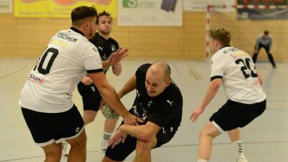 Archivbild: mhs
Die Männer der HSG Nabburg-Schwarzenfeld (im Bild Christof Gsödl, schwarzes Trikot) gewannen bei Schlusslicht Erlangen/Niederlindach mit 33:24.