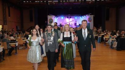 Bild: Fabian Rosenberger/exb
Eröffnet wurde der Gauschützenball mit einer imposanten Polonaise, angeführt von Gauschützenmeister Manfred Zölch (rechts) und Ehefrau Herta (Zweite von rechts) sowie dem Gauschützenkönig Georg Wurm (Zweiter von links) und dessen Begleiterin Anja Schedl (links).