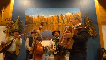 Bild: slh
Für die kurzweilige und zünftige Unterhaltung sorgen die "Mittelberg Musikanten" aus Georgenberg mit "Fritz Ring" aus Oberweihern.