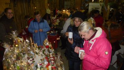 Bild: bk
Mit einer Tasse Glühwein in der Hand lässt sich es doch gleich viel besser durch die Stände stöbern. Die Weihnachtsausstellung in Dürnast war sehr gut besucht.