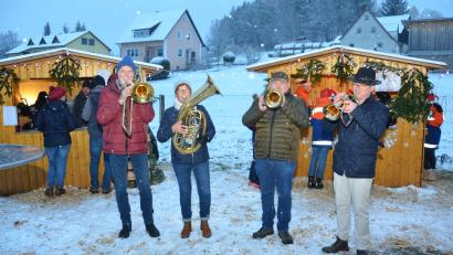 Bild: dob
Uli Heine, Waltraud Janner-Stahl, Reimund Mittelmeier und Johannes Gruber (von links) stimmen die Besucher mit vorweihnachtlichen Melodien auf den ersten Kaimlinger Hüttenzauber ein.