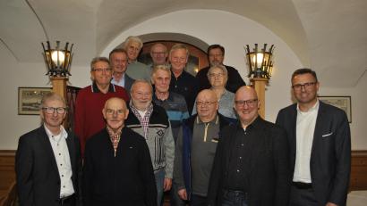 Bild: wfw
Die Raiffeisenbank Hirschau ehrt ihre Jubilare . Ihnen gratulieren (von rechts) Vorstand Michael Hirmer und der stellvertretende Aufsichtsratsvorsitzende Dieter Kohl sowie Vorstand Klaus Wild (links).