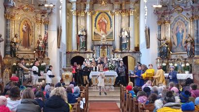 Bild: exb/Claudia Kloss
92 Kinder folgten der Einladung zum ökumenischen Kinderbibeltag in Parkstein. Am Anfang und Ende gab es eine Aufführung des Musical um König David in der katholischen Pfarrkirche.