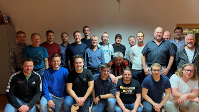 Bild: tra
Mitglieder der Alten Herren der DJK Ensdorf werden geehrt. Ihnen gratulieren die DJK-Vorsitzenden Lothar Trager (links) und Christian Scharl (Zweiter von rechts), Trainer Roland Wolfram (rechts) und Manager Richard Staufer (Mitte).