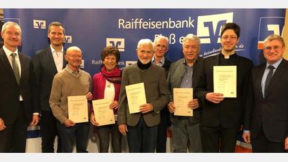 Bild: le
Die Jubilare mit Vorstandsmitglied Josef Völkl (links), Prokurist Stefan Solfrank (Zweiter von links) und Vorstandsvorsitzendem Jürgen Schnappauf (rechts).