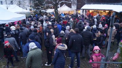 Bild: slh
Zahlreiche Gäste kommen zum Adventsmarkt des katholischen Frauenkreises Weihern-Stein auf dem Dorfplatz in Weihern.