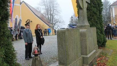 Bild: pi
Bürgermeisterin Marina Hirnet und Bringfried Bock von der Soldaten- und Kriegerkameradschaft Brünst gedenken zum Volkstrauertag der Opfer von Krieg, Terror und Gewalt.
