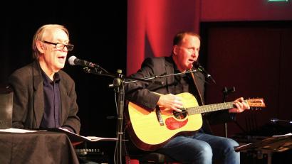 Bild: stg
Achim Amme (links) und Volkwin Müller begeisterten mit einem John-Lennon-Abend im Foyer der Kemnather Mehrzweckhalle.