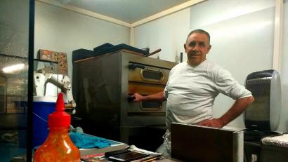 Bild: Kosarew
Wie es mit Giovanni und seinem Pizza-Stand beim Real-Markt Amberg weitergeht? Der Italiener sieht sich bereits nach einem anderen Standort um.