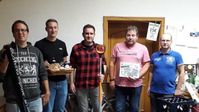 Bild: SV Riglasreuth/exb
Andreas Göhl (von links), Philip Schenkl, Benedikt Heinl und Jörg Hermann freuen sich über ihre Gewinne, SV- Vorsitzender Roland Heinl gratulierte.