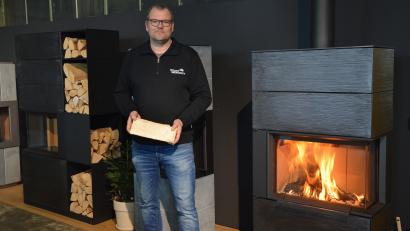 Bild: mia
Zeitlos schönes Design und ausgefeilte Technik: Andreas Koschemann präsentiert in der WärmeWerkstatt Amberg eine extra große Auswahl an Kaminöfen von HASE.
