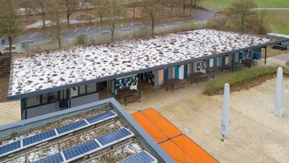 Bild: Thilo Hierstetter
Das flach geneigte Gründach des Waldbad-Eingangsgebäudes könnte sich auch gut für die Installation einer Photovoltaikanlage eignen.
