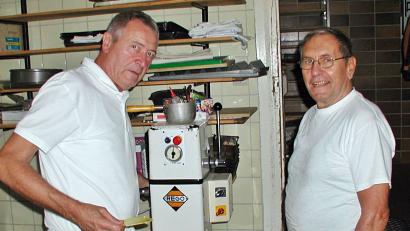 Bild: ld
Butter ist die entscheidende Zutat, sie sorgt für den Geschmack. Für die Vorbereitung steht eine Rührmaschine zur Verfügung, die Eberhard Söllner (links) und Robert Besold bedienen.