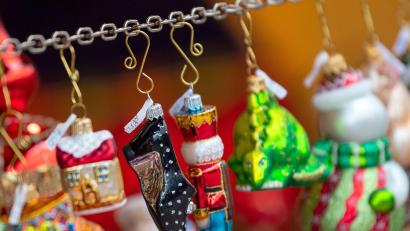 Bild: Monika Skolimowska/dpa
Auch Schmuck für den Weihnachtsbaum wird auf dem Weihnachtsmarkt angeboten.