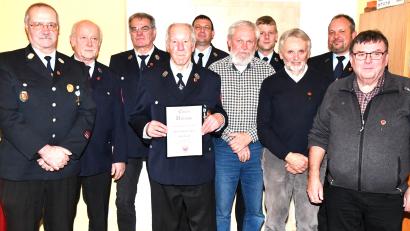 Bild: sche
Langjährige Mitglieder der Aschacher Wehr werden ausgezeichnet (von links): Jürgen Schorner, Georg Heldmann, Johann Gradl, Johann Walz, Kommandant Norbert Hiller, Helmut Demel, Vorsitzender Robert Heldmann, Reinhold Kurz, Dritter Bürgermeister Christian Drexler und Josef Schäffer.