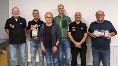 Bild: FC-Bayern-Fanclub Erbendorf/exb
Zweiter Vorsitzender Franz Bauer (von links), Klaus Rahn, Heidi Mittelmeier, Stefan Zeltner, Vorsitzender Andreas Wittmann und Alois Helgert freuen sich über den Erfolg beim Preisschafkopf.
