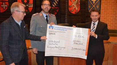 Bild: Kunz
Oberstleutnant Daniel Granich (Mitte) überreicht den Scheck an Oberbürgermeister Jens Meyer (rechts) und Bürgermeister Reinhold Wildenauer.