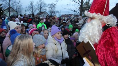 Bild: kro
Das „Winterzelt“ des „Fußballstammdisch“ Tirschenreuth ist mittlerweile über die Stadtgrenzen hinaus bekannt. Auch heuer verteilte der Heilige Nikolaus Geschenke an die Kinder.