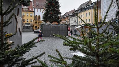 Bild: Stephan Huber
Noch sind die Buden geschlossen. Am Donnerstag, 30. November, um 17 Uhr beginnt der Amberger Weihnachtsmarkt.