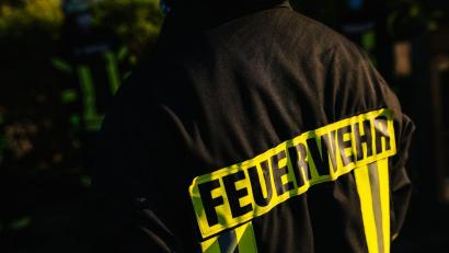 Symbolbild: Philipp von Ditfurth/dpa
Die Feuerwehr machte die Fahrbahn frei.