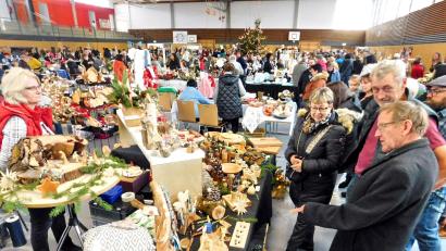 Bild: whü
Stets umringt von Besuchern waren die Stände der Aussteller beim Weihnachtsmarkt des Kindergartenfördervereins.