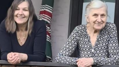 Bild: Karin Gesierich
Ein Bild aus glücklichen Tagen: Mathilde Nickl und ihre älteste Tochter Cornelia.