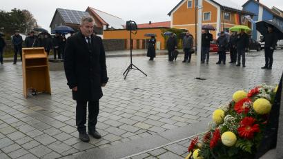 Bild: bey
Bürgermeister Reiner Gäbl legt zum Volkstrauertag einen Kranz am Kriegerdenkmal nieder.