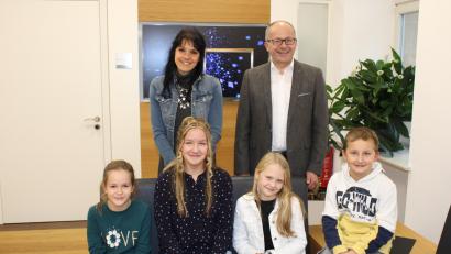 Bild: Stadt Kemnath/exb
Antonia Pinzer (vorne, Zweite von links) ist das neue Kemnather Christkind. Begleitet wird es bei seinen Auftritten von den beiden Engeln Leni Unglaub sowie Anna-Maria Baier und erstmals einem "Bengelchen", das Raimund Pinzer (vorne von links) darstellen wird. Bürgermeister Roman Schäffler und Romina Passon-Pühl (hinten von rechts) hatten die vier zur Präsentation ins Rathaus eingeladen,