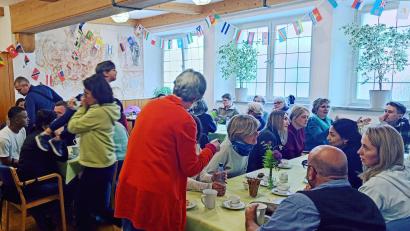 Bild: Bettina Hahn/exb
Im Café "Farbenfroh" begegnen sich Menschen verschiedener Nationen in lockerem Rahmen in den Räumen der Diakonie Weiden.