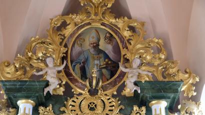 Bild: le
Das wertvolle Akanthusschnitzwerk, der Meister ist unbekannt, mit Bild des Kirchenpatrons St. Nikolaus erstrahlt nach erfolgter Innensanierung der Kirche.