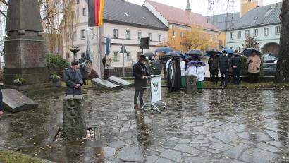 Bild: pi
"Nur wer erinnert, kann aus der Vergangenheit lernen", sagt Bürgermeister Markus Bauriedl in seiner Rede zum Volkstrauertag in Waidhaus.