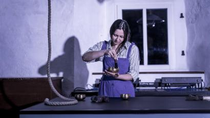 Bild: Dirk Rückschloß
Mira Sanjana Sharma spielt im Theaterstück "Schwester von" die Figur der Ismene aus die griechischen Mythos Antigone.
