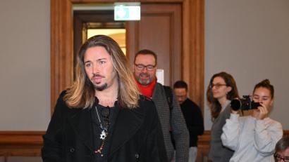 Bild: Hendrik Schmidt/dpa
Rockmusiker Gil Ofarim (links) betritt den Saal des Landgerichts in Leipzig mit einem seiner Anwälte.